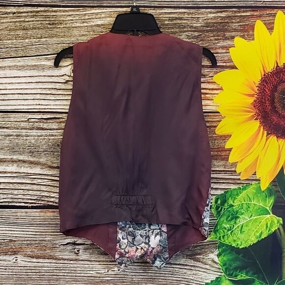 Out Back Red women's button down front vest - Picture 5 of 5